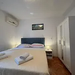 아파트 Jela