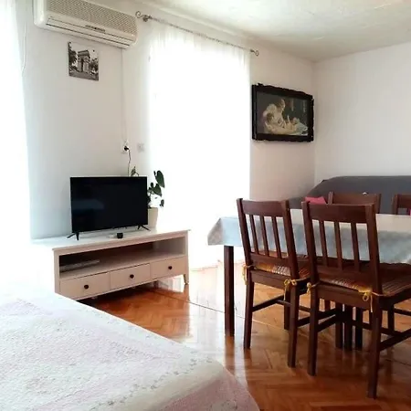 Jela Apartment *
