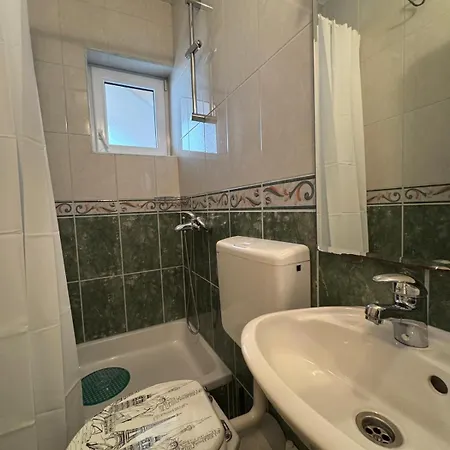 Jela Apartman *
