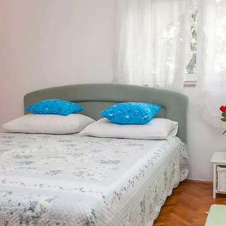 Jela Apartment *