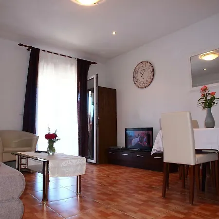 Jela Apartment *