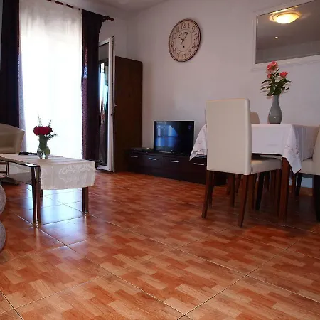 Jela Apartment *